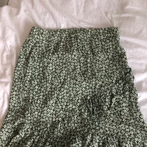 Superfin kjol - Jätte fin kjol som tyvärr inte sitter så bra på mig längre. Relativt liten i storleken. Priset är exkl frakt 