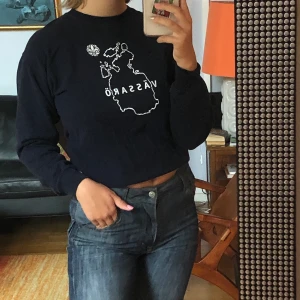 Blå collegetröja  - En blå collegetröja med vässarötryck. Säljer då den tyvärr är för liten, annars väldigt bekväm och snygg. Du står för frakten ifall du inte vill mötas upp i centrala sthlm❤️