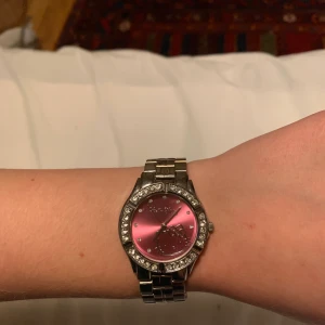 Klocka - Jättesöt hello Kitty klocka 🥺🥺 omkrets: 17,5 cm. Det medkommer en liten låda som klockan ligger i ( bild 3) frakt tillkommer 💞