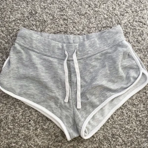Shorts - 🛍Gråa mjukis-shorts från H&M i storlek S. Säljer de billigt pga att de är en aning noppriga (syns på bild nr 3) Frakt tillkommer!