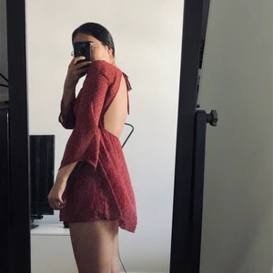 Hollister klänninig - En supersöt röd klänning från Hollister med öppen rygg och vida ärmar! Använd men i fint skick! Den har blivit för liten och för kort för mig tyvärr:( Frakt tillkommer om den ska skickas.