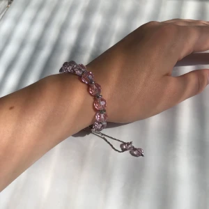 Armband  - Armband med rosa pärlor/diamanter. 20kr + frakt 11kr (tar bara swish)