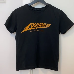 Brandy Melville tshirt  - En snygg tshirt från Brandy Melville. Köpt i Italien. Passar XS-S. Bra skick. Fraktkostnad tillkommer.