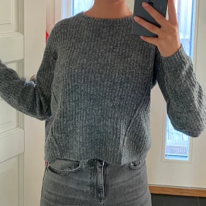 Stickad Grå kort tröja ifrån BIKBOK i storlek XS -  Grå stickad tröja ifrån BikBok i XS Använd? : Välanvänd men fortfarande väldigt lik ifrån när den var ny Anledning till försäljning? : Kommer inte till användning  Hur är storleken : Jag som har minsta storleken i nästan alla kläder tycker den passar bra. Det är en lite kortare stickad tröja och inte oversized.  Jag : 162cm Originalpris : 299kr Frakt betalas av köparen och ingår inte i nuvarande priset  