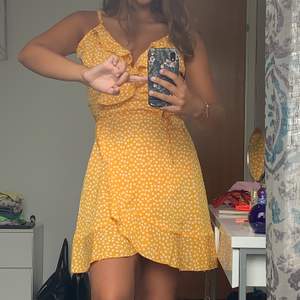 Prickig gul klänning från shein aldrig burits förr. Frakt tillkommer. ❤️❤️