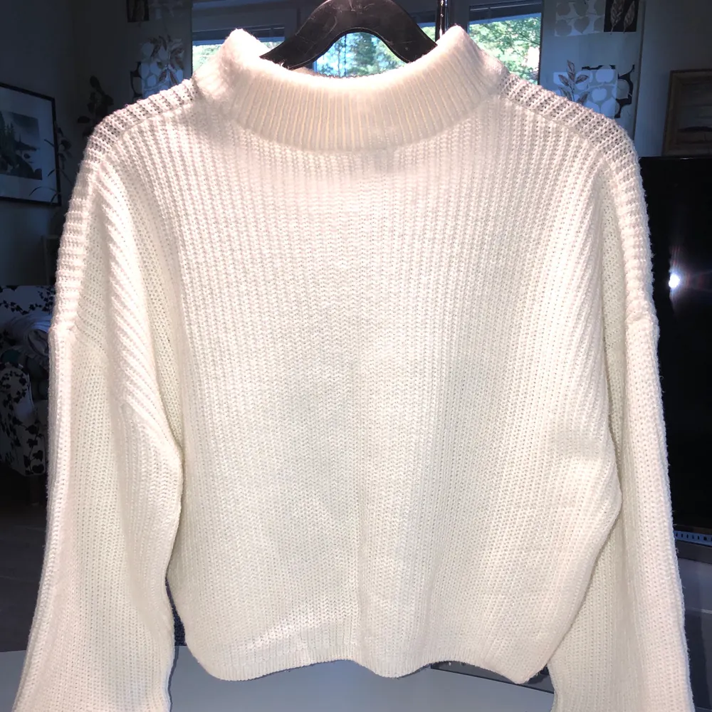 Detta är en jättefin vit, mjukt stickad tröja med halvt turtleneck. Använd 1-2 gånger så den är i nyskick.✨ Startpris: 110 kr exklusive frakt, men går att förhandlas! Hör av dig vid frågor💕. Stickat.