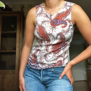 Mönstrig topp - Tröja med häftigt tryck från Vero Moda! Storlek xs😊🥰🖤😇