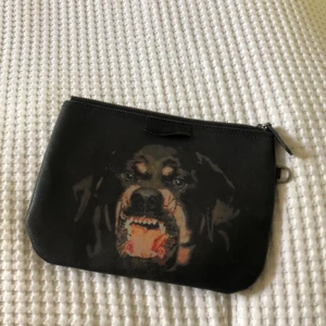 Clutch givenchy  - Väldigt fin givenchy clutch. Endast använd en gång🥰 köpt här på plick! Köparen står för frakt💌