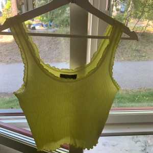 Bershka linne - Super sött linne med fina detaljer som är helt oanvänt 