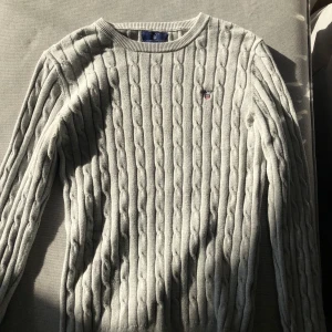 Grå kabelstickad gant tröja - Är väldigt sparsamt använd och är köpt för cirka 1,5 år sedan💕köparen står för frakt men pris kan såklart diskuteras✨