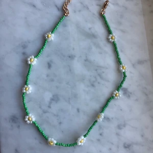 Halsband - Super fint handgjort blommigt halsband, aldrig använt💕 Köparen står för frakten (11kr)