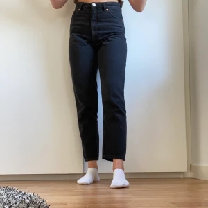 Mom jenans, Monki - ( FRI FRAKT )Helt nya jeans från monki, köpta förra veckan då jag provade de lite snabbt sedan klippte bort prislappen och de va förstora i midjan. Jätte synd då de är snygga och sköna.