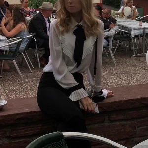 Zara topp - En väldigt elegant topp från ZARA som endast använts 2 gånger :)