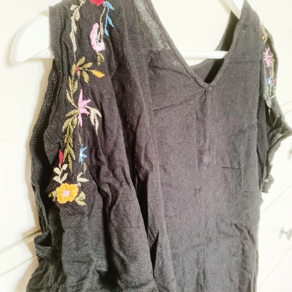 Blus med detalj på axlar