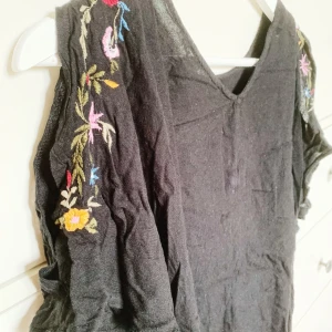 Blus med detalj på axlar - Superfin blus som tyvärr inte kommit till användning av mig. Öppningar vid axlarna samt blommor gör hela tröjan lite mer speciell💕 luftig passform, funkar för S-L beroende på vad man önskar för passform! 