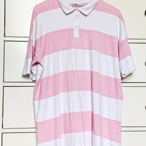 T-shirtklänning  - Det skönaste plagget i HELA min garderob! Perfekt en varm sommardag eller när man kommer ut ur duschen. Mycket stor passform. Snygga detaljer! 