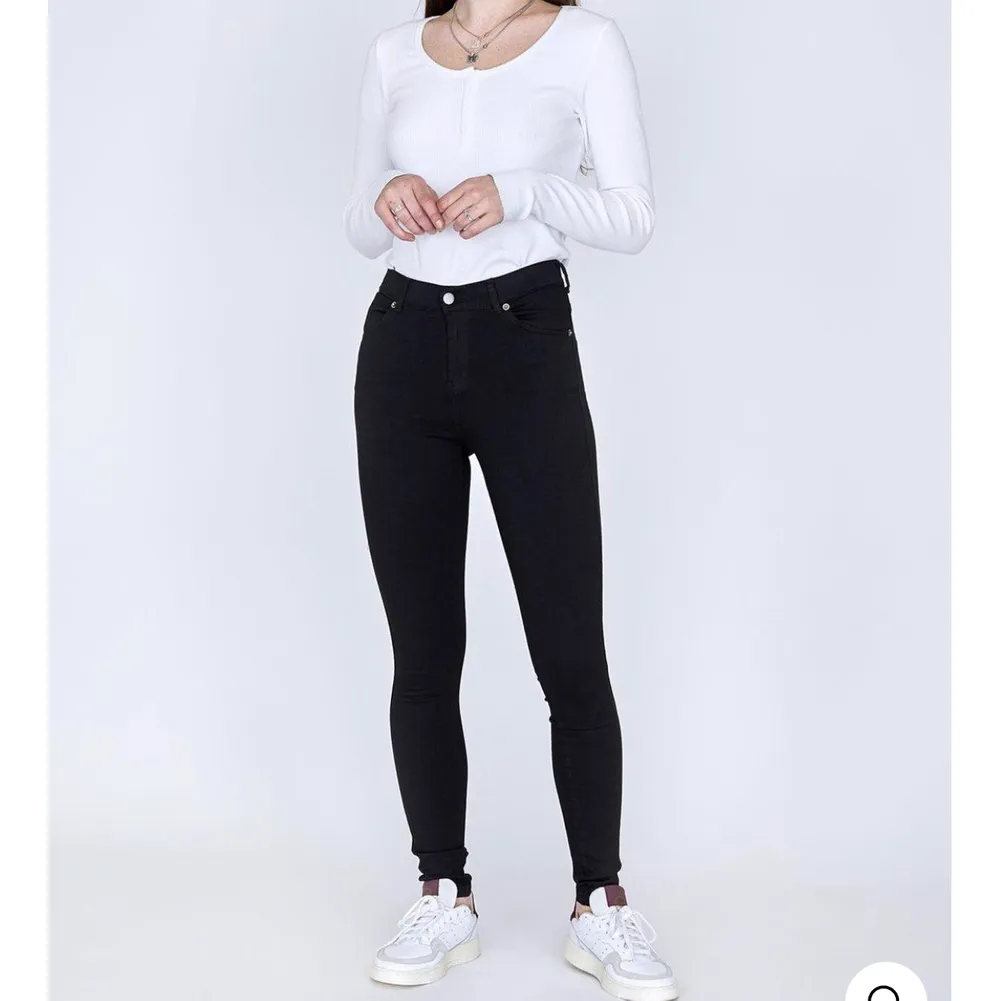 Svarta dr denim jeans i modellen lexy. Nypris 400kr men säljer för 100+frakt. Jeans & Byxor.