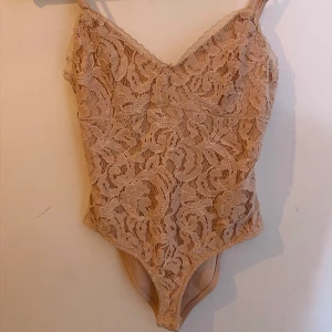 Rosa body  - Super fin rosa body med spets från forever 21, helt oanvänd eftersom den är förliten för mig, jag säljer den för 100kr och den är i stolek XS 🌸