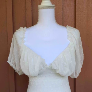  - Vit klänning från missguided. Köpt här på plick men är tyvärr lite för lång för mig. Frakt 63kr 