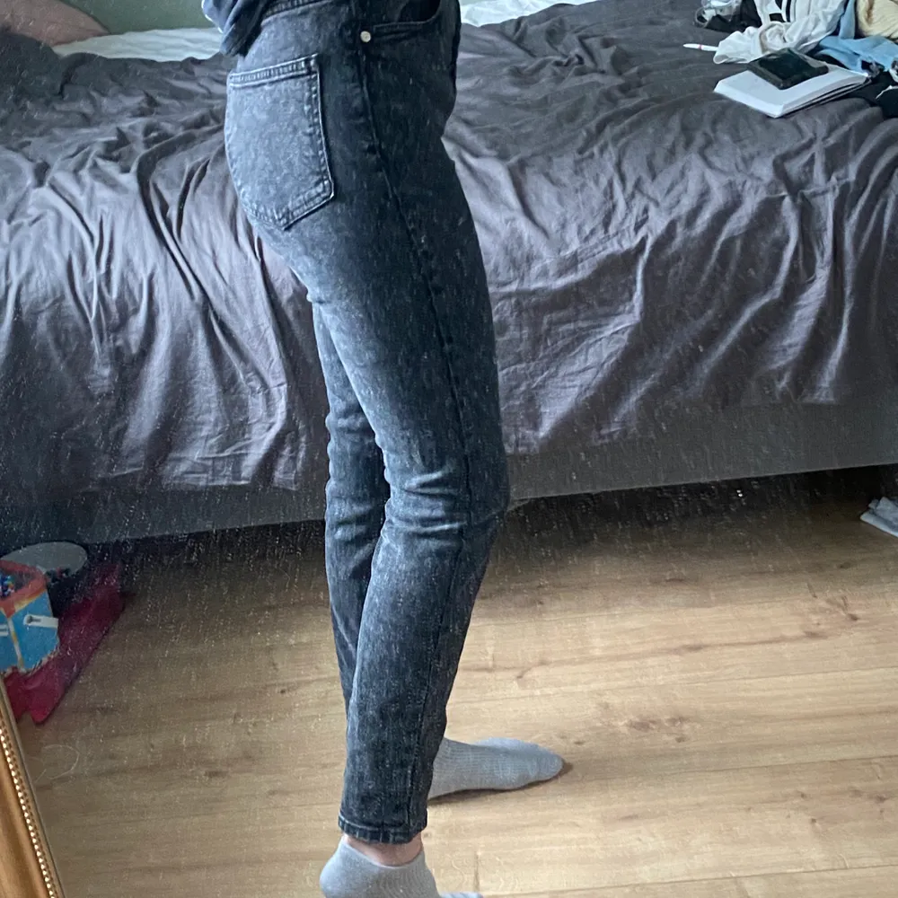 Säljer dessa high waisted mom jeansen från NAKD i storlek 36, knappt använda, 70 cm i innerbenet och modellen är 169cm lång, ordinarie pris är 399kr frakt tillkommer vid betalning buda i kommentarerna.😍⚡️💛. Jeans & Byxor.