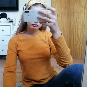 Ribbad tröja  - Tröjan är i en superfin gul färg och är jätteskön mot huden. Köparen står för frakten🤗