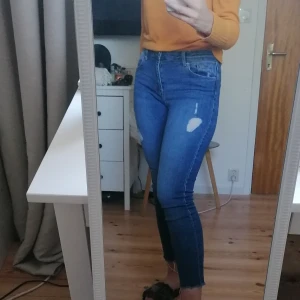 Skinny jeans - Stretchiga jeans från H&M i bra kondition. Köparen står för frakten🤗