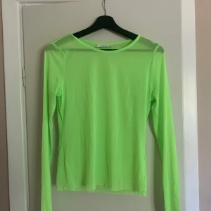 Neongrön mesh tröja från Weekday - Säljer nu denna neongröna meshtröja då den inte kommer till användning. Använd endast en gång så i bra skick. Färgen är lite missvisande på bild, den är väldigt lysande i verkligheten. På tredje bilden ser man färgen bäst. Frakt tillkommer💋