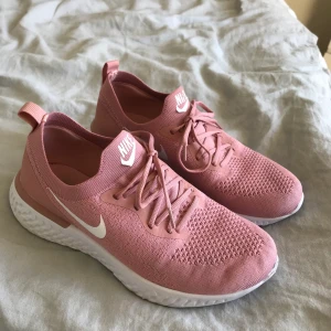 Nike träningsskor 38 - Använda vid ett tillfälle, men för stora för mig. I nyskick. 