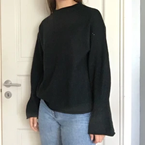 Smaragdgrön stickad tröja - Färgen syns knappt på bild men tröjan är smaragdgrön. Den är stel XL men är bara lite oversized på mig som brukar ha S. Frakt tillkommer på 45kr<3