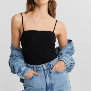 Svart linne från gina - Snyggt och bekvämt linne från Gina tricot💓 använt fåtal gånger så i mycket bra skick! 50kr + frakt. 