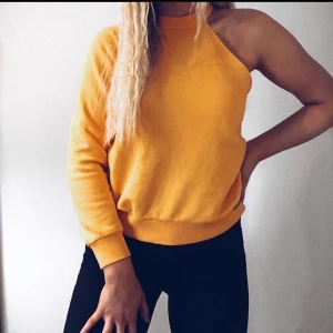 Tröja - Super fin tröja från na-kd med endast en arm