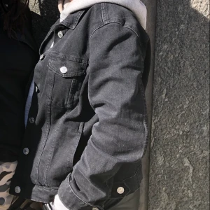 Jeansjacka - Simpel svart jeansjacka! Bra skick 