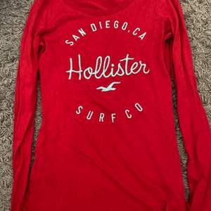 Röd långärmad Hollister tröja i strl S! Väldigt bekväm och stretchig! Strl S.                                                                             Anledningen till att denna inte får en ”Try-on” bild beror på att jag har vuxit ur den!