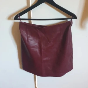 Läderimiterad kjol från bibok - Snygg kjol som blev köpt i fel storlek = inte använd, köpare står för frakt