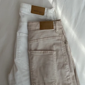 Gina-Jeans strl M - Säljer två byxor utav samma modell, men i färgerna vit och beige. Dem är högmidjade och smala i benen, men har en väldigt bra passform! Lykran i jeansen är uttöjd vid sömmen under blixtlåset (se första bilden). Tyvärr är dem beiga sålda:( FRAKTEN INGÅR I PRISET 