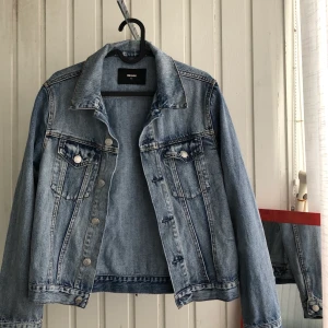 Blå jeansjacka  - Snygg blå jeansjacka som blivit för liten för mig. I nyskick och väldigt snygg till hösten. Passar XS och S 🌻 säljes för 50 kronor + frakt. Betalning via swish 👍