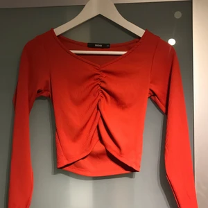 Topp från bikbok - Säljer denna orange/röda toppen från Bikbok. Använd ett fåtal gånger, är i väldigt bra skick. Köparen står för frakten🧡