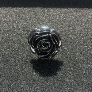 Rosring - Svart ring med ros! Justerbar!  11 kr frakt