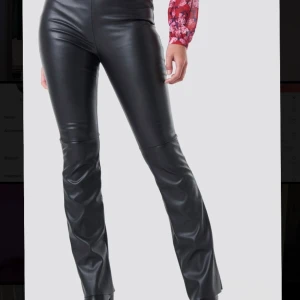 NA-KD flare pants  - Svarta ”skinn”byxor från NA-KD  storlek S, lite långa på mig som är 161 cm. Aldrig använda. 
