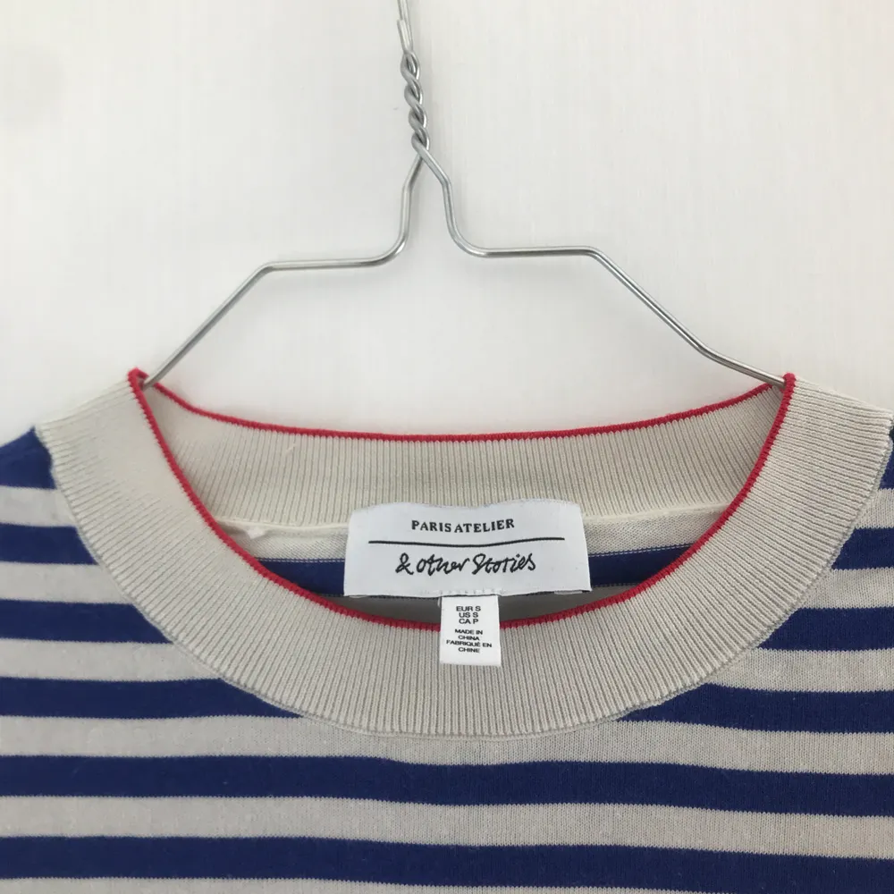 Striped tee with a contrast red collar that adds a pop of color. Used in good conditions. Frakt + 25 SEK. T-shirts.