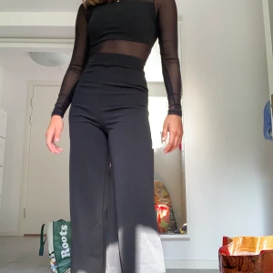 Mesh byxdress - Skitsnygg byxdress med mesh-tyg på mage, axlar och ärmar. Köpt från Bikbok för 499kr och använd en gång (fint skick). 🤩