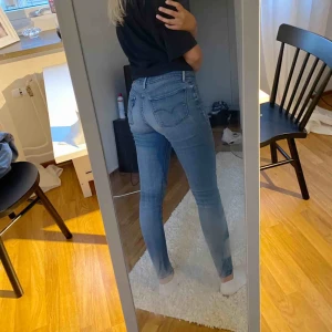  - Levis 710 Super skinny jeans, använda men i bra skick! Supersköna men kommer tyvärr inte till användning 💕 Budgivning om flera är intresserade!!