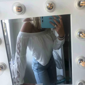  - Off shoulder tröja med spets på sidan av armarna, Säljer pga kommer rutin användning, Frakten ingår inte i priset