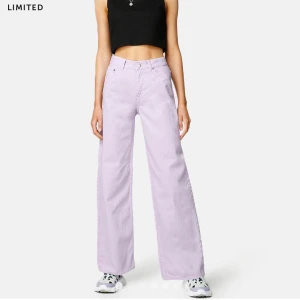 Lila jeans - 💜lila jeans! Säljer då de blivit lite för stora. Köpta för 599kr.(min kamera är trasig därav dålig kvalite)💜(använda endast 1 gång) 