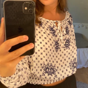 Blus  - En jättesöt blus köpt för några år sedan på h&m🦋 skön kvalite med fina detaljer. Frakten ingår 