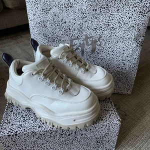 Eytys chunky sneakers - Chunky sneakers från EYTYS, modellen ”angel” i materialet ”patent”, använda men i bra skick, köpt för 2800kr - säljs för 1000kr eller godkänt bud 