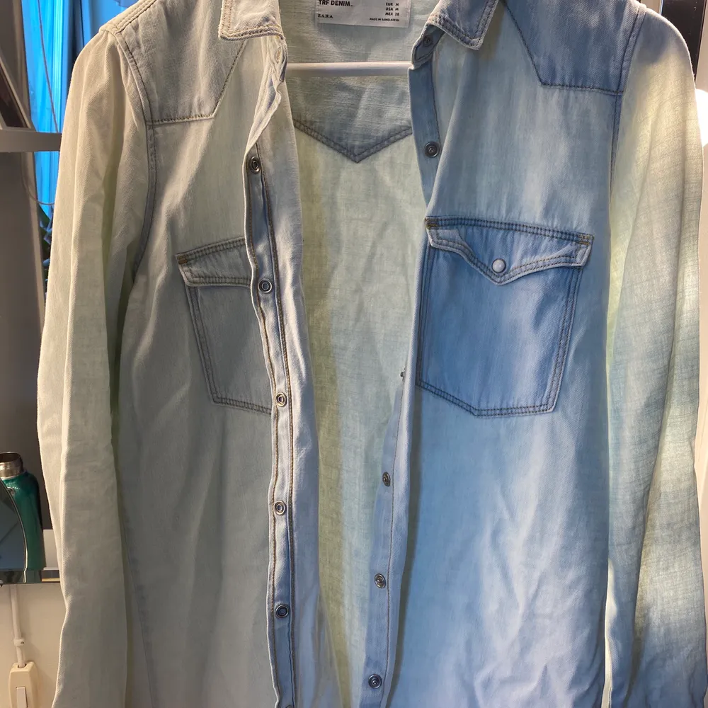 Jeansskjorta köpt på Zara i Budapest för några år sedan. Nästan aldrig använt och därför i princip som ny. Passar både för kvinnor och män. Storlek M men passar även xs-s. 95 kr inklusive frakt:). Skjortor.