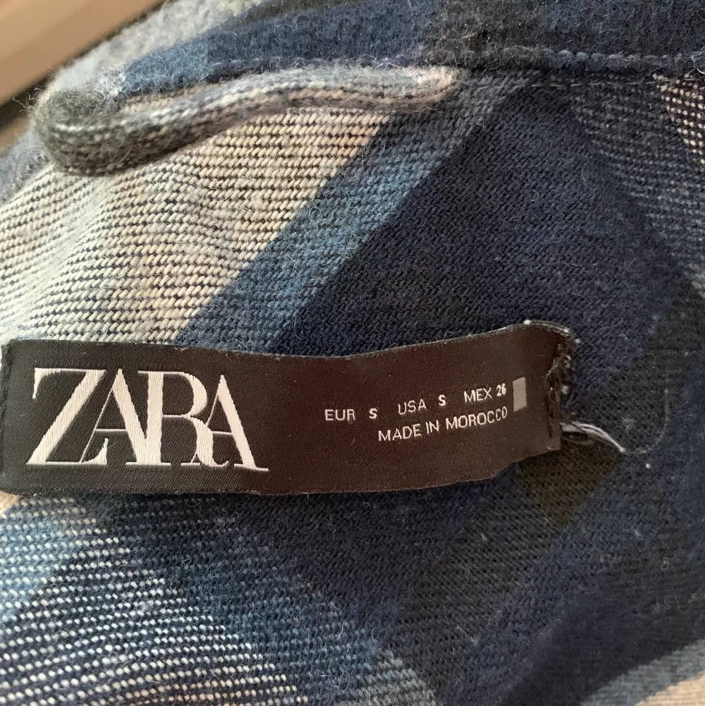 Jag tänkte sälja min rutiga (mörkblå) Zara jacka eftersom jag inte känner att det är min stil längre. Den är använd men det finns inga fel på den!  Köparen står för frakt, originalpris: 559kr. Jackor.