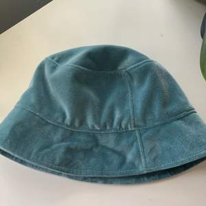 Coolaste buckethatten! Köp förra året på en UF-mässa i Stockholm förra året. Säljer pågrund av att det inte riktigt är min stil längre 🥺 