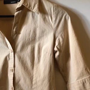 skjorta - beige insvängd skjorta från hm🌾 köpt nånstans på 90-talet, superbra skick! 90kr INKLUSIVE FRAKT!!🚚 